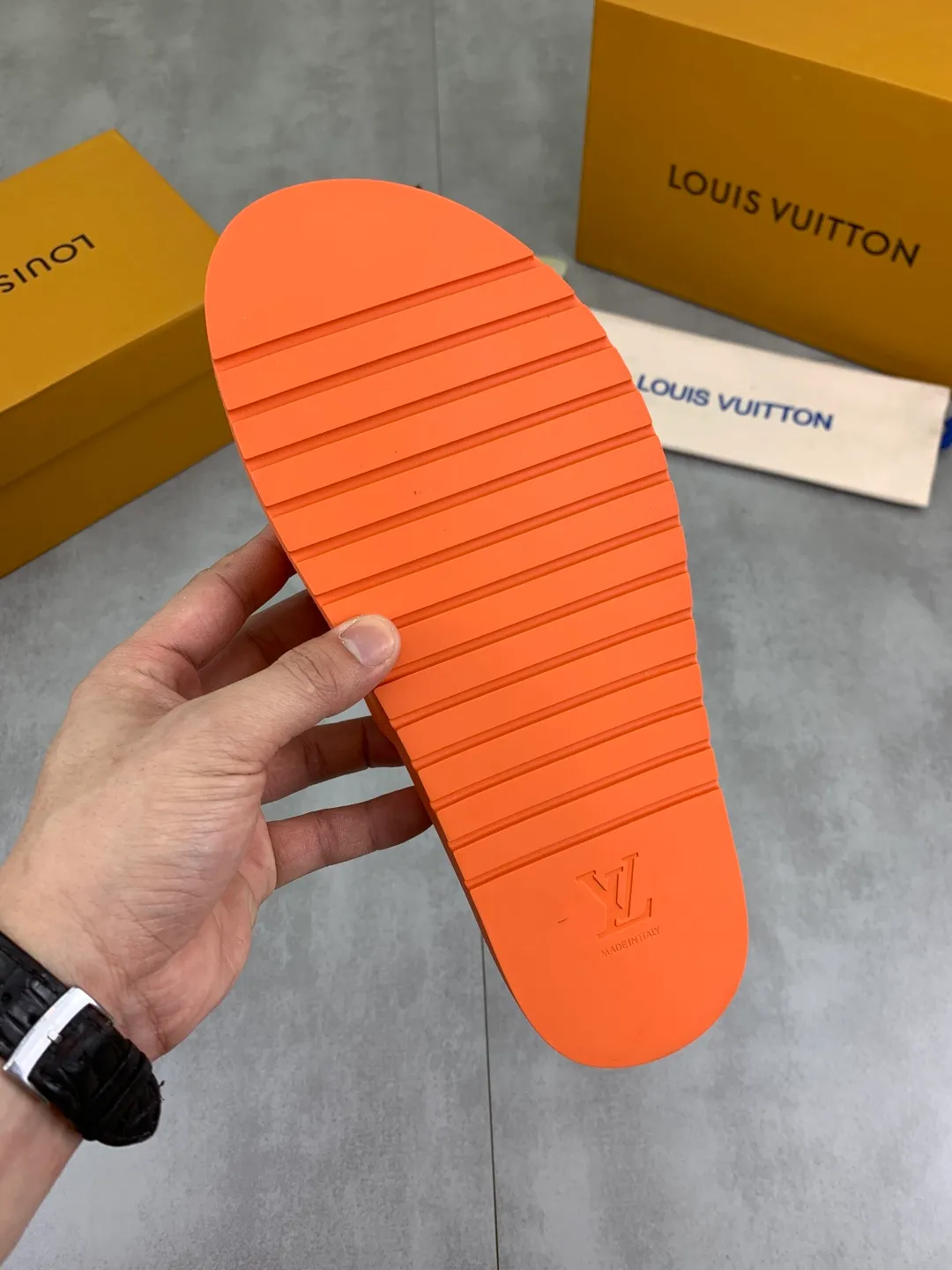 Men's shoes 💰P320 💰[New style]🆘 Original quality [LOUIS VUITTON] The popular Louis Vuitton LV men's slippers on the official website are on sale simultaneously! Original fabric imported from Italy, original factory special supply, code number: 38-44 (45 customized), many colors available